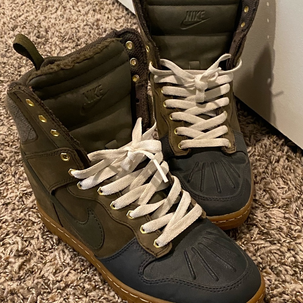 Size 6.5
Never worn and got them in 2014